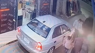 سرعة بديهية لشاب تنقذه من حادث دهس (فيديو)