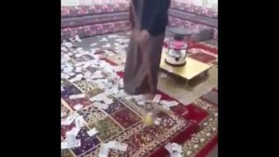 بالفيديو.. شاب سعودي يتباهى بكنس الأموال يشعل مواقع التواصل