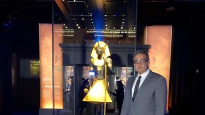 وزير الآثار يتفقد معرض توت عنخ آمون قبل افتتاحه في باريس