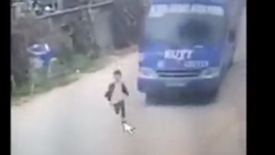 نجاة طفل من الدهس تحت عجلات حافلة (فيديو)