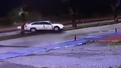 لقطات مروعة لسائق يطير من سيارته بعد تعرضه لحادث (فيديو)