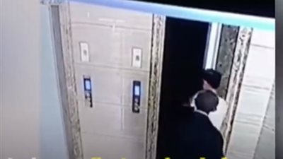 رجل يتسبب في مقتل والد زوجته داخل مصعد (فيديو)