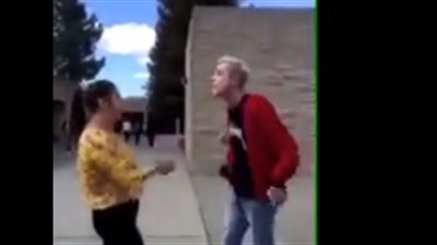 رد فعل شاب صفعته فتاة بعد مشادة كلامية بينهما (فيديو)