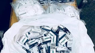 إحباط محاولة تهريب عملات أثرية بمطار برج العرب (صور)