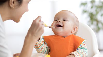 طبيب أطفال: حضري طعام طفلك بنفسك ولا تلجئي للجاهز في عامه الأول