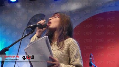 بالفيديو والصور.. فتاة تغني «لولا الملامة» في مهرجان «يلا ناو»