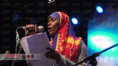 بالفيديو والصور.. فتاة نوبية تغني «يونس» للملك منير