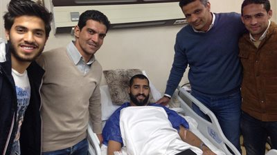 لاعبو الإنتاج يؤازرون «عامر عامر» بعد إجراء عملية جراحية بالركبة