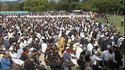 الله أكبر.. أذان الجمعة يهز نيوزيلندا.. تشييع جثامين ضحايا الهجوم الإرهابي على المسجدين وسط حضور شعبي ورسمي.. رئيسة الوزراء ترتدي الحجاب خلال المراسم.. ودقيقتان صمتا في عموم البلاد (فيديو وصور)