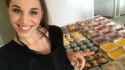 امرأة تستعد للولادة بأكثر من 300 وجبة (صور)