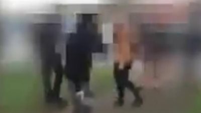 طالب يلوح بساطور في وجه زملائه خلال مشاجرة مدرسية (فيديو وصور)