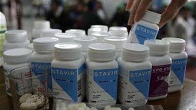 نقص أدوية الإيدز يهدد حياة 16 ألف مصري.. المتعايشون مع المرض يشتكون من عدم توافر دوائهم في حميات العباسية.. و«البديل» مرفوض خوفًا من الآثار الجانبية.. و«الصحة» تؤكد توفير العقار في