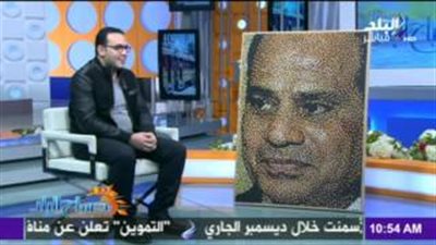 بالفيديو.. فنان يرسم صورة لـ«السيسي» بـ«الدبابيس الملونة»