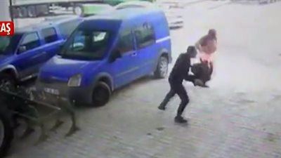 عامل يشعل النيران في نفسه بالخطأ داخل ورشة (فيديو)