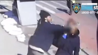 لحظة اعتداء رجل على امرأة بشكل مفاجئ أمام المارة (فيديو)