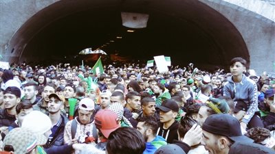 فرقة من الحرس الجمهوري الجزائري تشارك في تظاهرات ضد بوتفليقة (فيديو وصور)