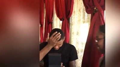 رد فعل شاب فاجأته صديقته بهدية بعد وفاة والدته (فيديو)