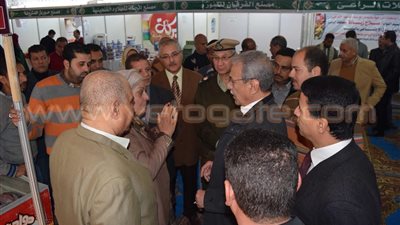 بالفيديو والصور.. محافظ المنيا يفتتح معرض الصندوق الاجتماعي للخريجين