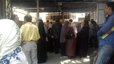 تجمهر أولياء الأمور أمام مدرسة غرب الأقصر لليوم الثاني