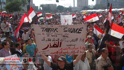 مظلات أمام نادي هليوبوليس للاحتماء من أشعة الشمس