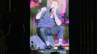 الآلاف يشاركون عمرو دياب الغناء في ثاني حفلاته بالسعودية (فيديو وصور)