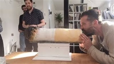 رجل يبتكر كعكة على شكل سيجارة مشتعلة تبهر نشطاء الإنترنت