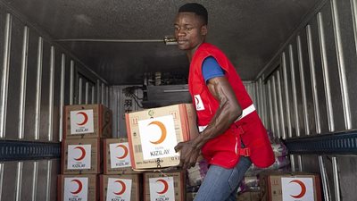 بينهم إليزابيث.. أثرياء بريطانيا يتبرعون لصالح منكوبي إعصار إيداي