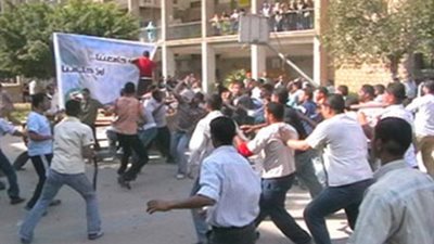 اشتباكات بين طلاب «الإرهابية» ومؤيدي السيسي بجامعة عين شمس