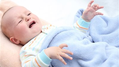 7 نصائح تساعدك في علاج الإمساك عند طفلك