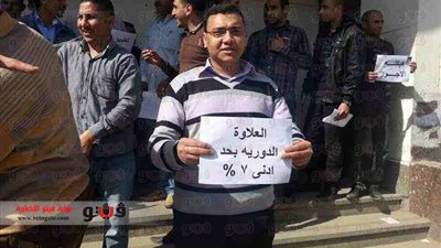 وقفة احتجاجية للعاملين بالبريد بسوهاج للمطالبة بتطبيق الحد الأدنى للأجور