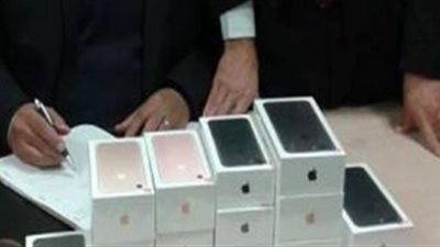 ضبط راكب حاول تهريب هواتف «آيفون» بمطار القاهرة