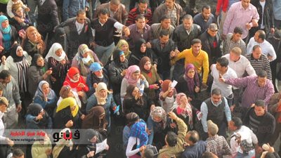 تزايد أعداد المتظاهرات أمام مسجد مصطفى محمود