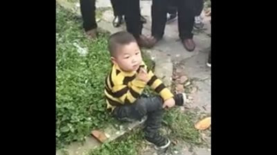 لقطات غريبة لطفل يدخن السجائر في الشارع (فيديو)