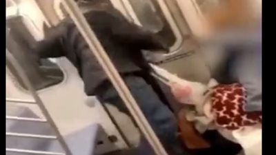 رجل يركل مسنة في وجهها عدة مرات بمترو الأنفاق (فيديو)