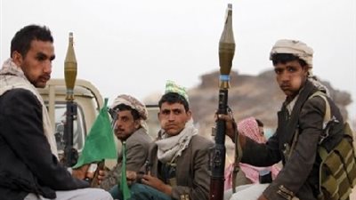 «اليمن»: ميليشيات الحوثي تحفر الخنادق وتفخخ الممرات حول صنعاء