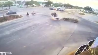 شاحنة تطيح بأخرى على متنها 18 راكبا (فيديو)