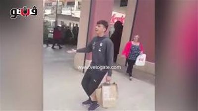 محمود جاد يتألق في غناء «مو صلاح» خلال جولة المنتخب الأوليمبي في إسبانيا (فيديو)