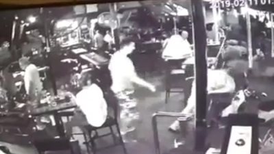 سائح أسترالي يهاجم شابا بشكل غريب في تايلاند (فيديو)