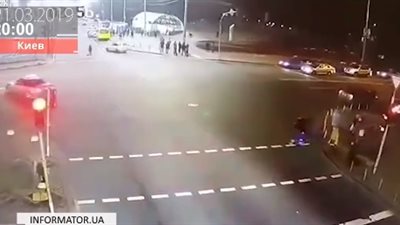 حافلة تدهس 3 نساء أثناء عبورهن الطريق (فيديو)