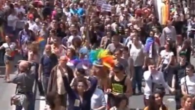 بالفيديو.. الشواذ يحتفلون بإقرار قانون فرنسى يمنحهم حق الزواج