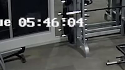 امرأة تقاوم رجلا تهجم عليها لحظة خروجها من الجيم (فيديو)