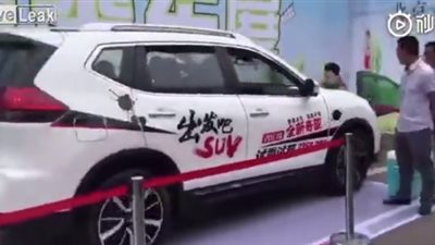 امرأة تدهس عارضة أثناء قيادتها سيارة دفع رباعي (فيديو)