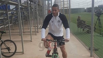 رمضان صبحي يستقل الدراجة في معسكر المنتخب الأوليمبي بإسبانيا (صور)