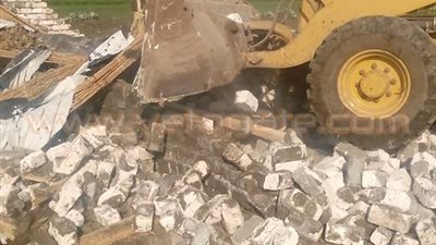 بالصور.. إزالة منزل مخالف في الشرقية