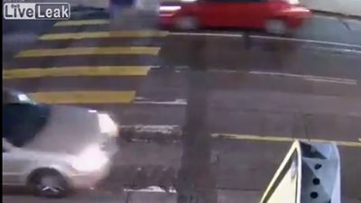 أب ينقذ ابنته ويتعرض لحادث دهس مروع (فيديو)