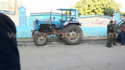 بالصور.. ضبط سائق جرار زراعي يلقي المخلفات بطريق أبو شحاتة في منيا القمح