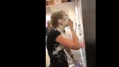 طاهية مبتدئة تتعرض لموقف محرج (فيديو)