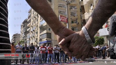 بالصور.. متظاهرو التحرير يؤدون صلاة العصر فى حماية الأقباط