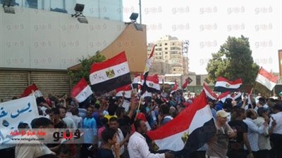 المتظاهرون يقيمون نقطة تفتيش أمام قسم أول شبرا الخيمة