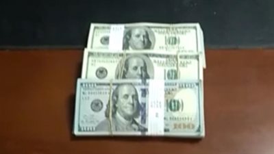 ضبط راكب حاول تهريب 30 ألف دولار بمطار القاهرة